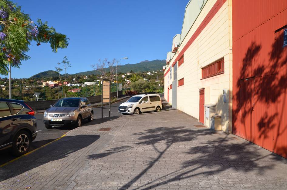 A la venta nave industrial en una buena zona de Breña Alta