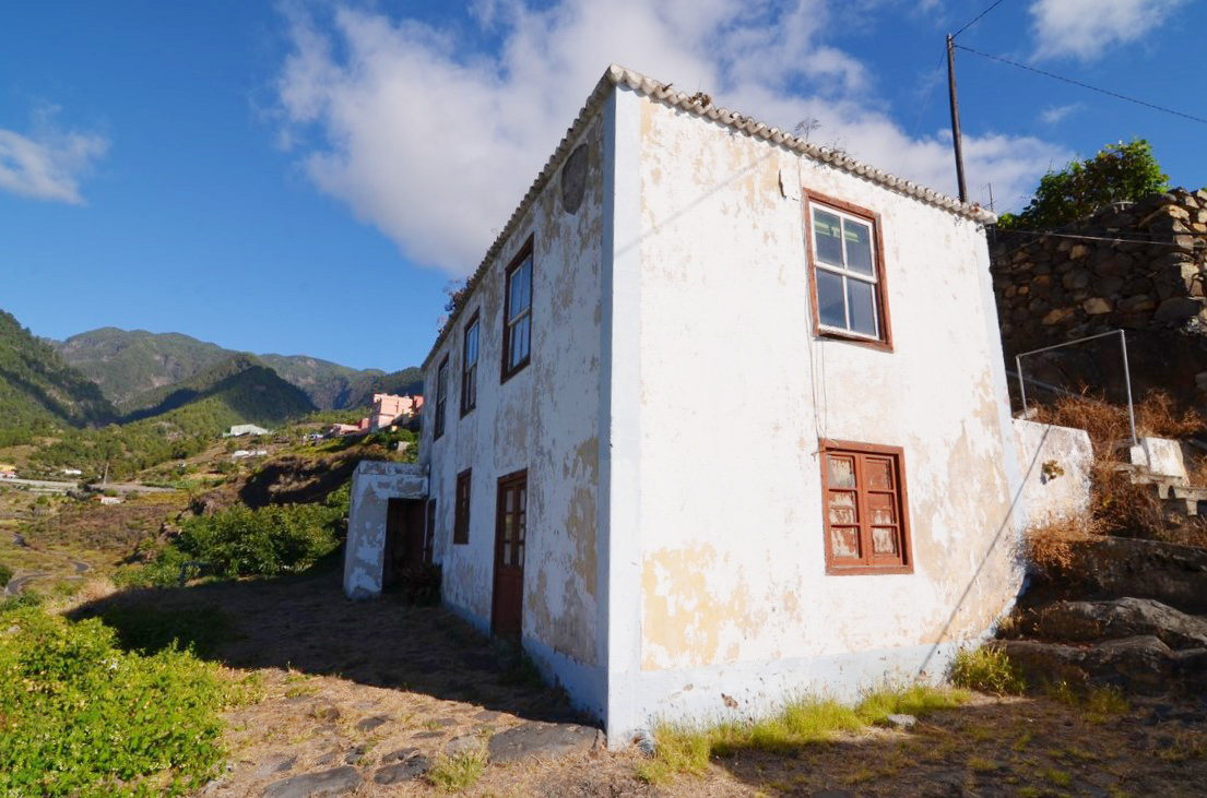 A la venta casa terrera a reformar con finca de aguacates en S/C de La Palma